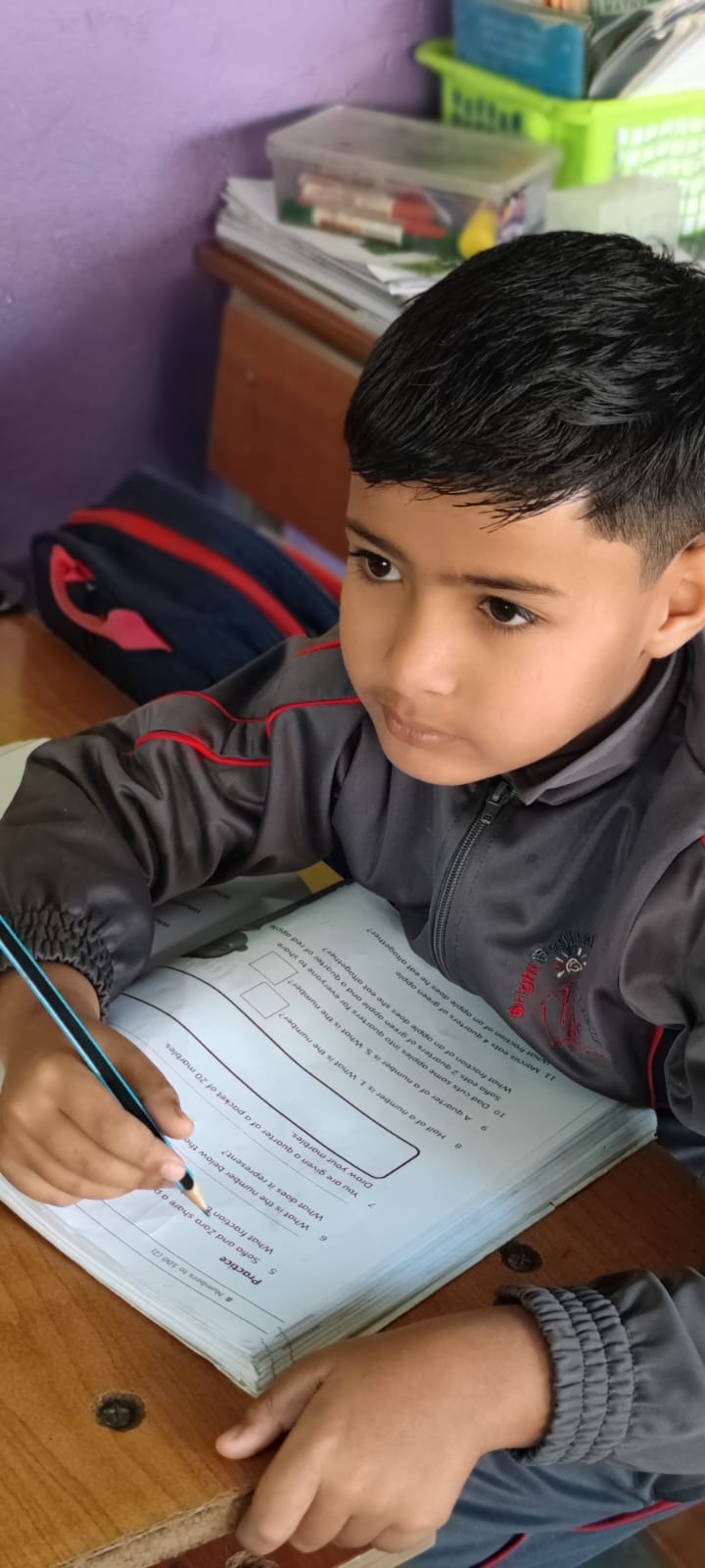 Aluno a estudar com livro Oxford na Bright Beginnings Academy